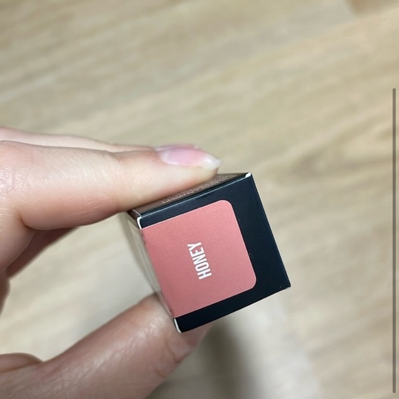 HUDA Beauty Lip Gloss - Picture 2 of 3